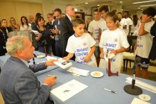 IL PRESIDENTE DEL SENATO PIETRO GRASSI AUTOGRAFA I LIBRI DONATI AI RAGAZZI