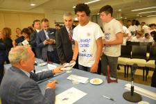 IL PRESIDENTE DEL SENATO PIETRO GRASSI AUTOGRAFA I LIBRI DONATI AI RAGAZZI