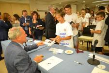 IL PRESIDENTE DEL SENATO PIETRO GRASSI AUTOGRAFA I LIBRI DONATI AI RAGAZZI