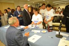 IL PRESIDENTE DEL SENATO PIETRO GRASSI AUTOGRAFA I LIBRI DONATI AI RAGAZZI