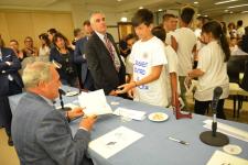 IL PRESIDENTE DEL SENATO PIETRO GRASSI AUTOGRAFA I LIBRI DONATI AI RAGAZZI