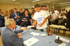 IL PRESIDENTE DEL SENATO PIETRO GRASSI AUTOGRAFA I LIBRI DONATI AI RAGAZZI