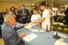 IL PRESIDENTE DEL SENATO PIETRO GRASSI AUTOGRAFA I LIBRI DONATI AI RAGAZZI