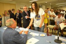 IL PRESIDENTE DEL SENATO PIETRO GRASSI AUTOGRAFA I LIBRI DONATI AI RAGAZZI