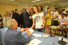 IL PRESIDENTE DEL SENATO PIETRO GRASSI AUTOGRAFA I LIBRI DONATI AI RAGAZZI