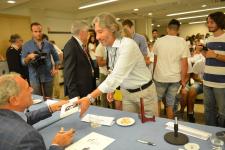 IL PRESIDENTE DEL SENATO PIETRO GRASSI AUTOGRAFA I LIBRI DONATI AI RAGAZZI