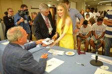 IL PRESIDENTE DEL SENATO PIETRO GRASSI AUTOGRAFA I LIBRI DONATI AI RAGAZZI
