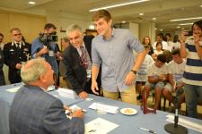 IL PRESIDENTE DEL SENATO PIETRO GRASSI AUTOGRAFA I LIBRI DONATI AI RAGAZZI