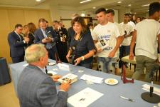 IL PRESIDENTE DEL SENATO PIETRO GRASSI AUTOGRAFA I LIBRI DONATI AI RAGAZZI