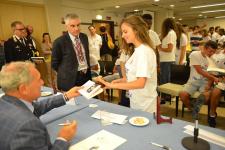 IL PRESIDENTE DEL SENATO PIETRO GRASSI AUTOGRAFA I LIBRI DONATI AI RAGAZZI