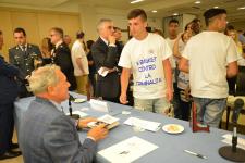 IL PRESIDENTE DEL SENATO PIETRO GRASSI AUTOGRAFA I LIBRI DONATI AI RAGAZZI