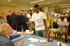 IL PRESIDENTE DEL SENATO PIETRO GRASSI AUTOGRAFA I LIBRI DONATI AI RAGAZZI