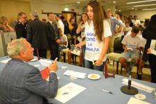 IL PRESIDENTE DEL SENATO PIETRO GRASSI AUTOGRAFA I LIBRI DONATI AI RAGAZZI