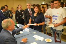 IL PRESIDENTE DEL SENATO PIETRO GRASSI AUTOGRAFA I LIBRI DONATI AI RAGAZZI
