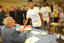 IL PRESIDENTE DEL SENATO PIETRO GRASSI AUTOGRAFA I LIBRI DONATI AI RAGAZZI