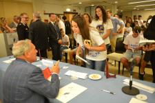 IL PRESIDENTE DEL SENATO PIETRO GRASSI AUTOGRAFA I LIBRI DONATI AI RAGAZZI