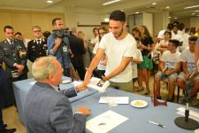 IL PRESIDENTE DEL SENATO PIETRO GRASSI AUTOGRAFA I LIBRI DONATI AI RAGAZZI