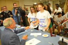 IL PRESIDENTE DEL SENATO PIETRO GRASSI AUTOGRAFA I LIBRI DONATI AI RAGAZZI