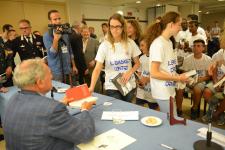 IL PRESIDENTE DEL SENATO PIETRO GRASSI AUTOGRAFA I LIBRI DONATI AI RAGAZZI
