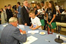 IL PRESIDENTE DEL SENATO PIETRO GRASSI AUTOGRAFA I LIBRI DONATI AI RAGAZZI