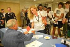 IL PRESIDENTE DEL SENATO PIETRO GRASSI AUTOGRAFA I LIBRI DONATI AI RAGAZZI