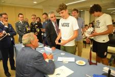 IL PRESIDENTE DEL SENATO PIETRO GRASSI AUTOGRAFA I LIBRI DONATI AI RAGAZZI