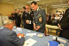 IL PRESIDENTE DEL SENATO PIETRO GRASSI AUTOGRAFA I LIBRI DONATI AI RAGAZZI