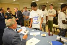 IL PRESIDENTE DEL SENATO PIETRO GRASSI AUTOGRAFA I LIBRI DONATI AI RAGAZZI