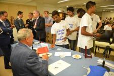IL PRESIDENTE DEL SENATO PIETRO GRASSI AUTOGRAFA I LIBRI DONATI AI RAGAZZI
