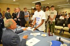 IL PRESIDENTE DEL SENATO PIETRO GRASSI AUTOGRAFA I LIBRI DONATI AI RAGAZZI