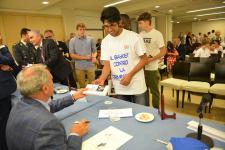 IL PRESIDENTE DEL SENATO PIETRO GRASSI AUTOGRAFA I LIBRI DONATI AI RAGAZZI