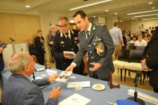 IL PRESIDENTE DEL SENATO PIETRO GRASSI AUTOGRAFA I LIBRI DONATI AI RAGAZZI