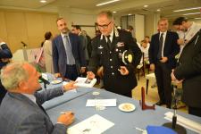 IL PRESIDENTE DEL SENATO PIETRO GRASSI AUTOGRAFA I LIBRI DONATI AI RAGAZZI