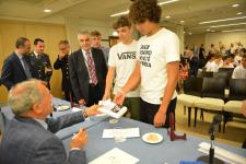 IL PRESIDENTE DEL SENATO PIETRO GRASSI AUTOGRAFA I LIBRI DONATI AI RAGAZZI